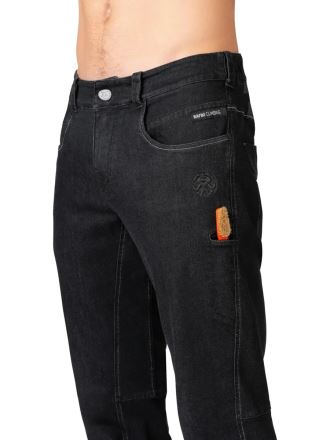 Detailní pohled na Kalhoty Rafiki ARCON black denim S z boku, s logem a kartáčkem na lezení. (7)