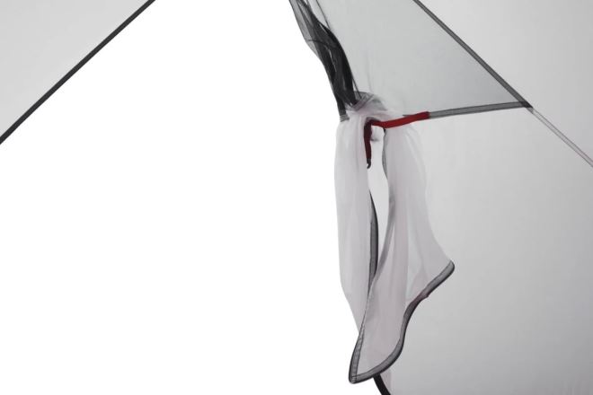 Detail síťované dveře stanu MSR Hubba Hubba Bikepack 1 zelená s červeným poutkem na bílém pozadí. (4)