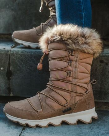 Pohled z boku na obuté Dámské zimní boty Kilpi FROZEN HIGH WP-W hnědá s umělou kožešinou. (3)