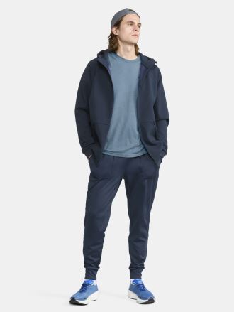 Model v modrých kalhotách CRAFT ADV Tone Jersey. (6)
