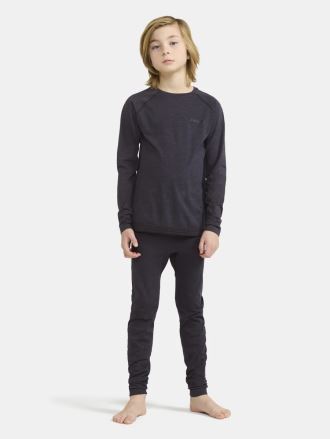 Chlapec v černém Dětském funkčním setu Craft CORE Dry Active Comfort. (9)