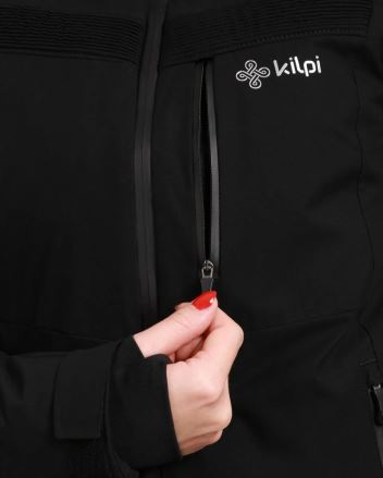Detailní záběr ruky u zipu na Dámské lyžařské bundě Kilpi VALERA-W černá s logem Kilpi. (10)