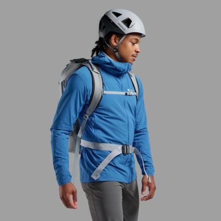Batoh Montane Valen 30L neptune blue ONE SIZE na zádech modelu, z bočního pohledu. (10)