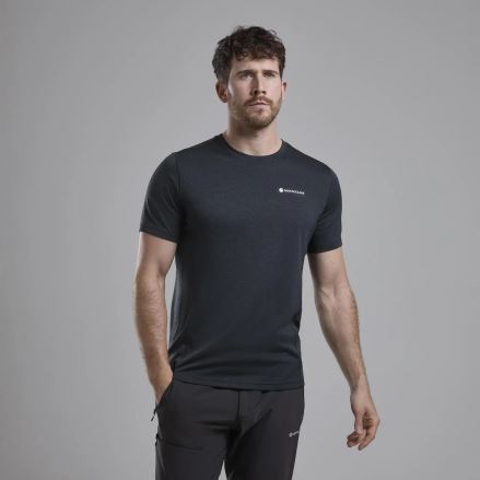 Tričko Montane Dart black XS na modelovi z předního pohledu, který prezentuje jeho tmavou barvu a sportovní střih. (1)