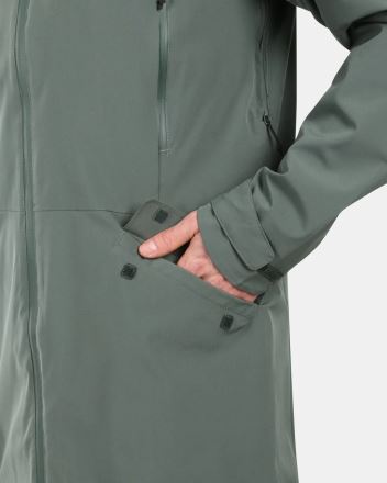Detail boční kapsy pánského kabátu Kilpi AYRA-M khaki s rukou uvnitř. (4)
