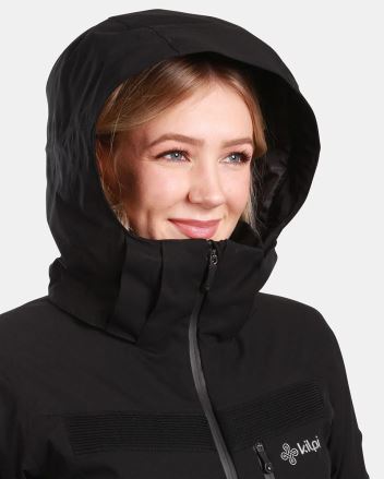 Detailní záběr na modelku v Dámské lyžařské bundě Kilpi VALERA-W černá s kapucí. (12)