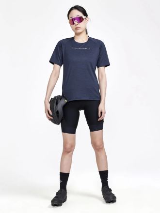 Dámský cyklodres CRAFT ADV Gravel šedá na modelce v celkovém záběru. (4)