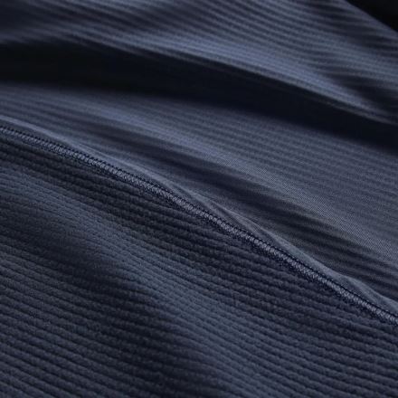 Detail dvou textur látky a švu mikiny Montane Protium Lite Pull-On eclipse blue XS. (5)