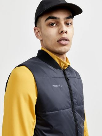 Model pánské vesty CRAFT CORE Light Padded černé na mužském modelu. (3)