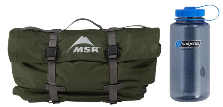 Sbalený Stan MSR Hubba Hubba Bikepack 2 zelená v kompresním obalu s viditelným logem MSR. (14)