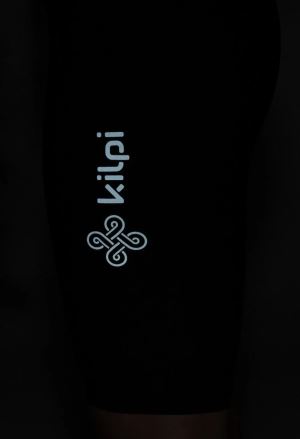 Detailní pohled na reflexní logo dámských běžeckých šortek Kilpi CHAMONIES-W černá. (8)