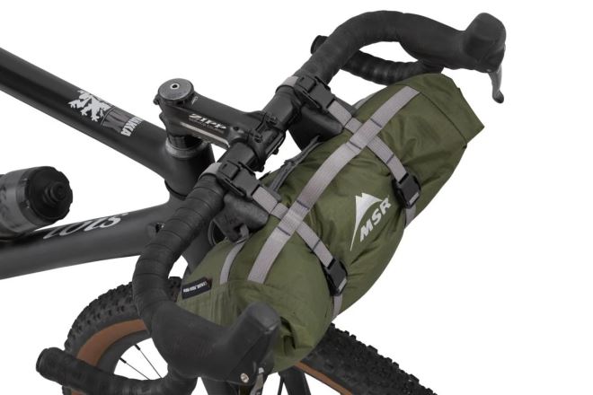 Detail sbaleného stanu MSR Hubba Hubba Bikepack 2 zelená připevněného na řídítkách kola. (10)