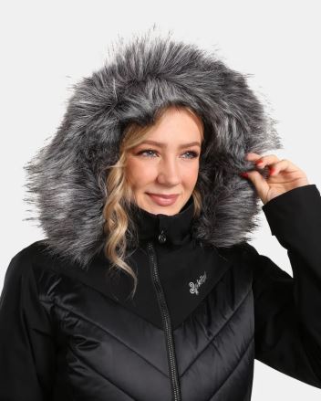 Detailní pohled na kožešinovou kapuci Dámská lyžařská bunda Kilpi LIN-W černá na modelce. (8)
