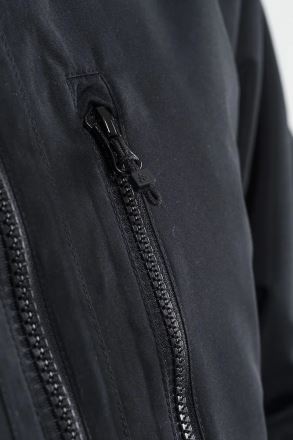 Detail zipu na pánské zateplené parce Craft černé. (3)