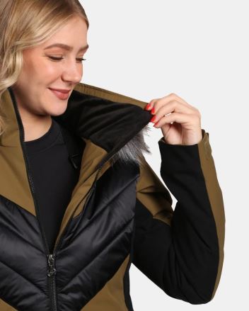 Detailní pohled na límec a kožešinu dámské lyžařské bundy Kilpi LIN-W khaki s modelkou. (6)