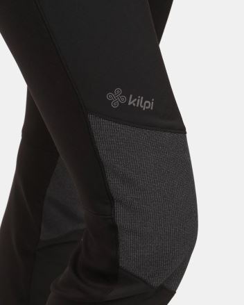 Detail kolenní části Kilpi NUUK-W dámských softshellových kalhot černá 34 s šedým panelem a logem. (5)