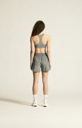 Žena zezadu v zelené sportovní podprsence CRAFT Collective Padded. (4)