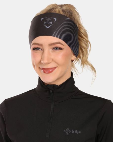 Usměvavá modelka s čelenkou Kilpi BRILLIANS černá UNI na hlavě, detailní záběr.