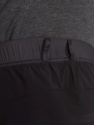 Detail zadního dílu cyklošortek CRAFT PRO Gravel ubZ černá. (6)