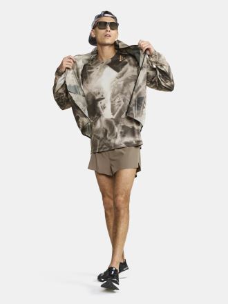 Model v hnědém Pánském běžeckém triku Craft PRO Hypervent Jacquard. (6)