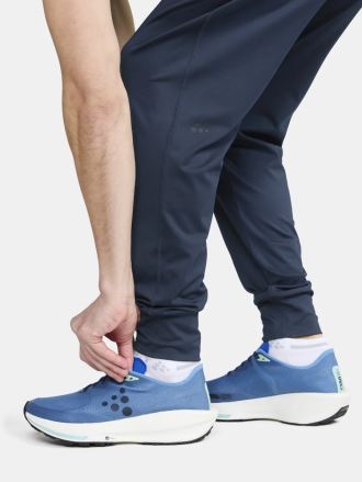 Muž si obléká kalhoty CRAFT ADV Tone Jersey modrá. (5)