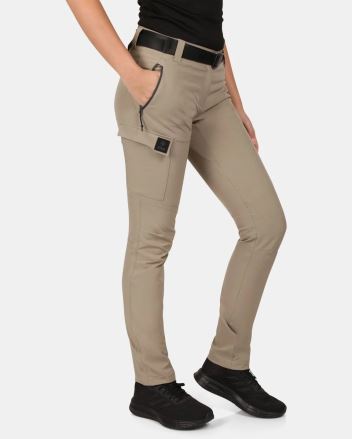 Boční pohled na Dámské outdoorové kalhoty Kilpi BELVELA-W khaki nošené modelkou s rukou v kapse. (1)