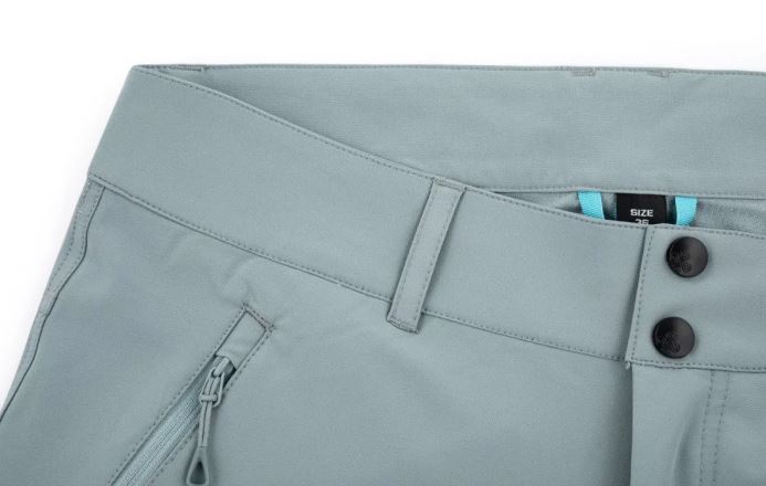Detailní pohled na pas, zip a knoflíky dámských outdoorových kalhot Kilpi LAGO-W světle modrá. (3)