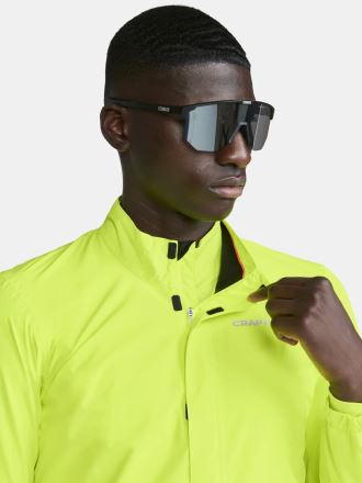 Detail pánské cyklobundy CRAFT CORE Endur Hydro žlutá, muž si zapíná zip. (4)