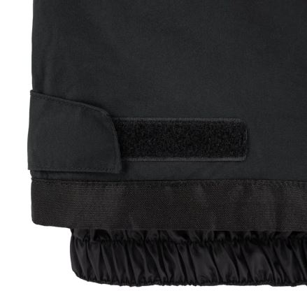 Detailní pohled na nastavení nohavice a sněhovou manžetu Dětských lyžařských kalhot Kilpi DARYL-J černá. (5)