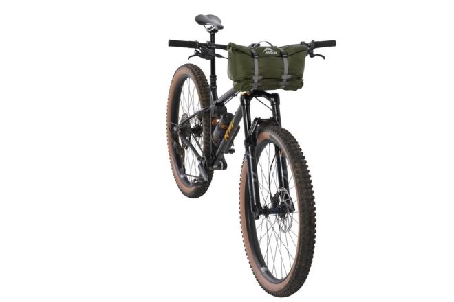 Stan MSR Hubba Hubba Bikepack 1 zelená sbalený v zelené brašně na řídítkách kola, pohled zepředu. (14)