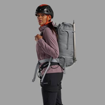 Modelka s batohem Montane Valen 30L neptune blue ONE SIZE a cepínem, pohled z profilu. (7)