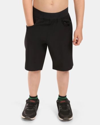 Dětské outdoorové kraťasy Kilpi MOLE-J černá na modelovi zepředu, s rukou v kapse. (3)