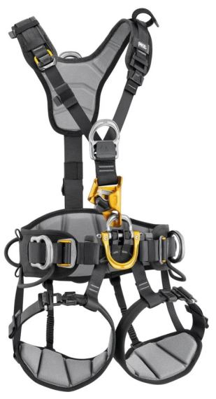 Pohled zepředu na černý a šedý pracovní úvazek Petzl Astro EU 0 s kovovými sponami.