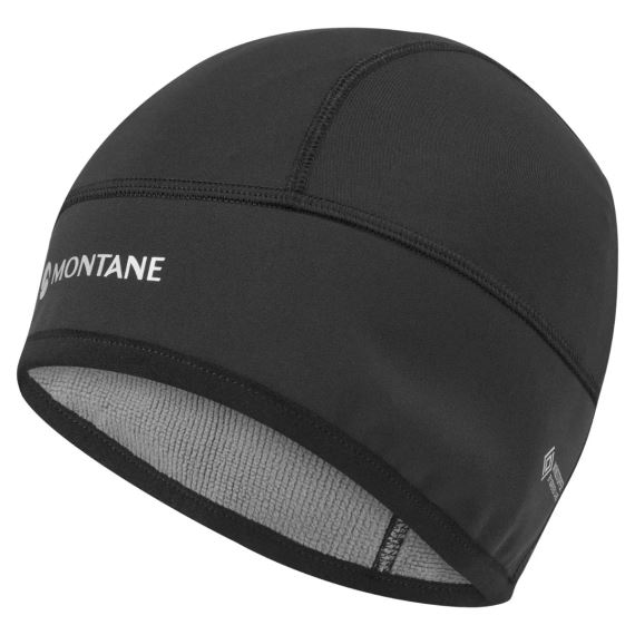 Černá čepice Montane Windjammer Helmet Liner black ONE SIZE z mírného úhlu, s viditelným logem a šedou vnitřní podšívkou.