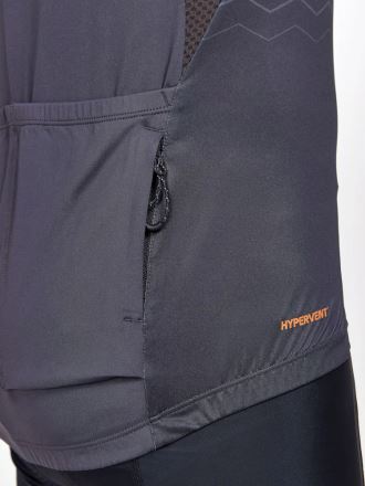 Detail zadního dílu pánského cyklodresu CRAFT ADV Endur šedá, zobrazující kapsu na zip. (3)