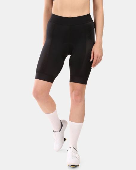 Přední pohled na Dámské cyklistické kraťasy Kilpi PRESSURE-W černá na modelce.