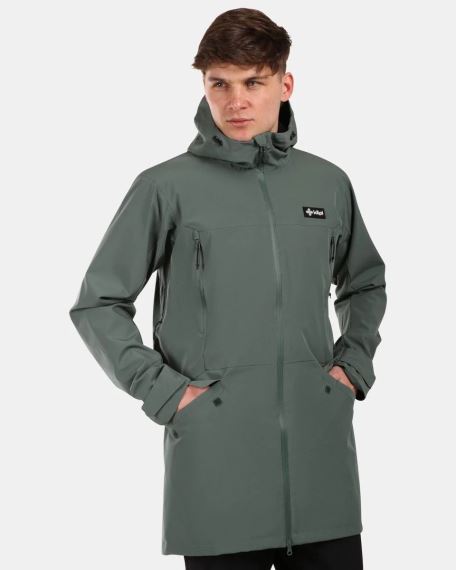 Model v Pánském kabátu Kilpi AYRA-M khaki, pohled zepředu.
