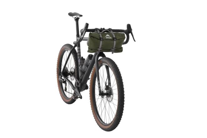 Stan MSR Hubba Hubba Bikepack 2 zelená sbalený na řídítkách gravel kola, pohled zepředu. (16)