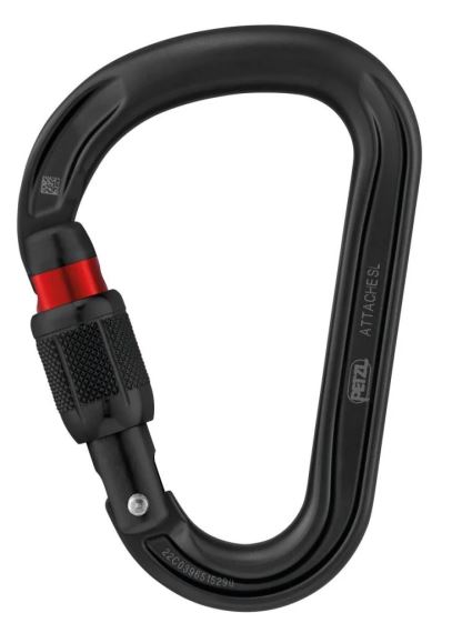 Detailní pohled na karabinu Petzl Attache šedá s červeným šroubovacím zámkem, zobrazenou z mírného úhlu.