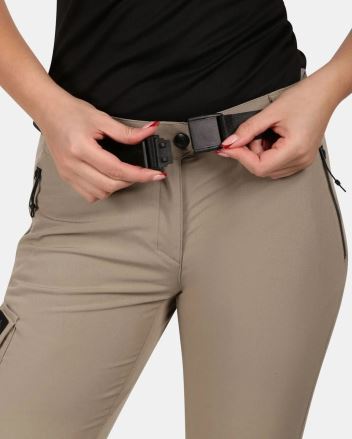 Detail zapínání pásku Dámských outdoorových kalhot Kilpi BELVELA-W khaki. (5)