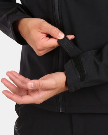 Detail nastavení suchého zipu na manžetě Pánské softshellové bundy Kilpi ONTAVIO-M černé. (4)