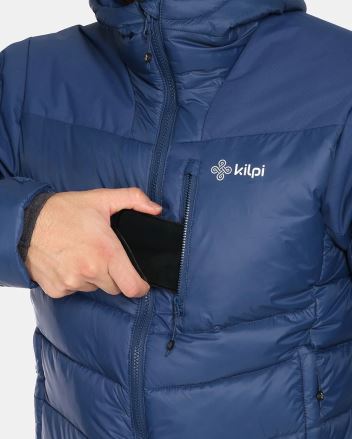 Detailní pohled na kapsu pánské péřové bundy Kilpi GUUS-M tmavě modré s vloženým telefonem. (3)