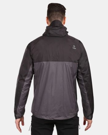 Muž v Kilpi Hardshell bundě HURRICANE-M černá L, zadní pohled zvýrazňující dvoubarevný design a logo. (1)