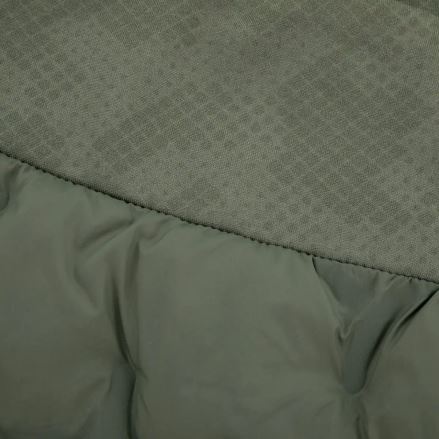 Detailní pohled na šev Dámské zateplené sukně Kilpi TANY-W černá, ukazující úplet a zateplenou látku. (3)