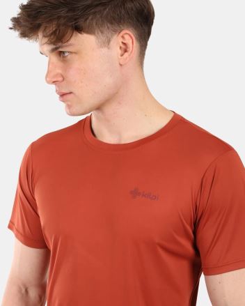 Pánské tričko Kilpi GROOVY-M hnědá na modelovi z profilu, s detailem loga na hrudníku. (2)