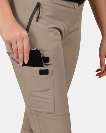 Detail boční kapsy s telefonem na Dámských outdoorových kalhotách Kilpi BELVELA-W khaki. (4)