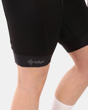 Detailní pohled na nohavici Dámské cyklistické kraťasy Kilpi PRESSURE-W černá s logem Kilpi. (5)