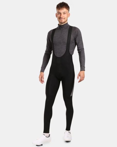 Pánské cyklistické kalhoty Kilpi VAEY-M černá na modelovi zepředu v celé délce.