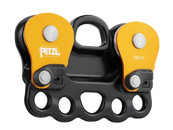 Produktová fotografie černo-oranžové kladky Petzl Reeve z mírného úhlu.