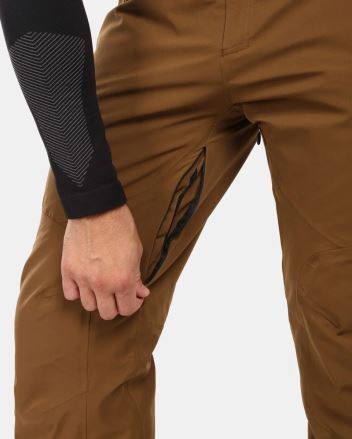 Detail pánských lyžařských kalhot Kilpi METHONE-M černá 5XL s rukou otevírající boční ventilační zip. (5)